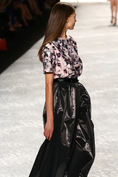 Model walks the runway at Monique Lhuillier during Mercedes-Benz Fashion Week Spring 2015 — Stock Photo, Image