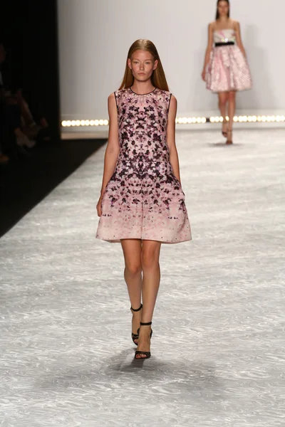 Modelo camina por la pasarela en Monique Lhuillier durante Mercedes-Benz Fashion Week Primavera 2015 — Foto de Stock