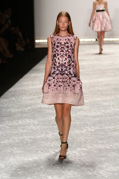 Modelo caminha na pista de Monique Lhuillier durante Mercedes-Benz Fashion Week Spring 2015 — Fotografia de Stock