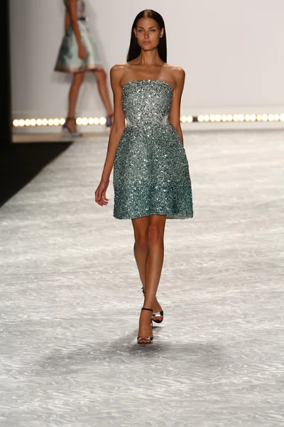 Model spacery pasa startowego w monique lhuillier podczas mercedes-benz fashion week wiosna 2015 — Zdjęcie stockowe