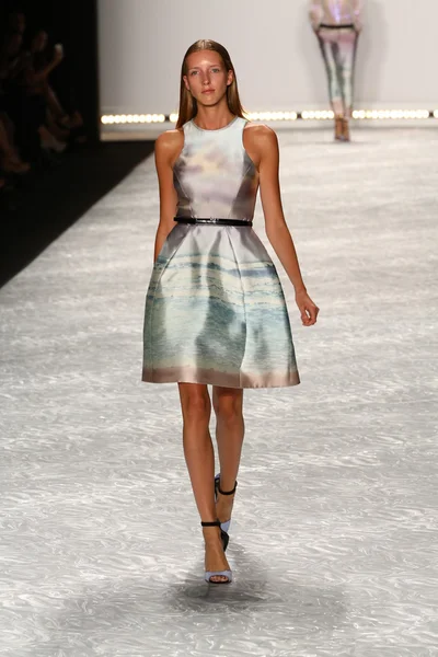 Modelo camina por la pasarela en Monique Lhuillier durante Mercedes-Benz Fashion Week Primavera 2015 —  Fotos de Stock