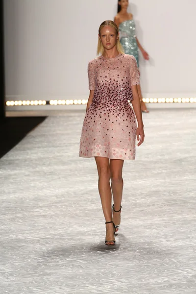 Modelo camina por la pasarela en Monique Lhuillier durante Mercedes-Benz Fashion Week Primavera 2015 — Foto de Stock