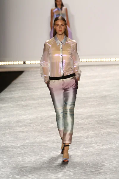 Modelo camina por la pasarela en Monique Lhuillier durante Mercedes-Benz Fashion Week Primavera 2015 — Foto de Stock