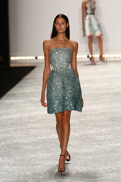 Le mannequin parcourt la piste de Monique Lhuillier lors de la Fashion Week Mercedes-Benz Printemps 2015 — Photo