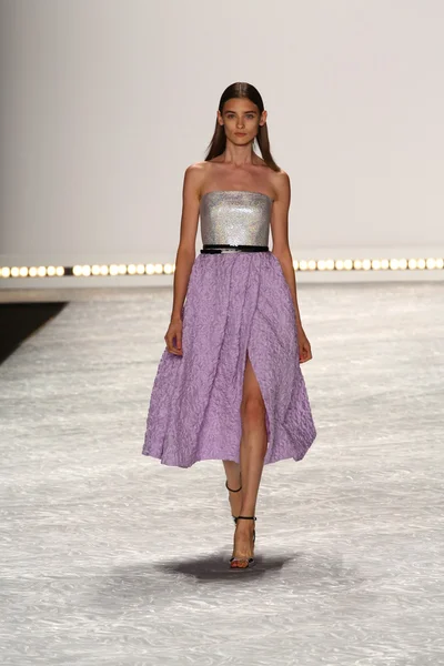 Model spacery pasa startowego w monique lhuillier podczas mercedes-benz fashion week wiosna 2015 — Zdjęcie stockowe