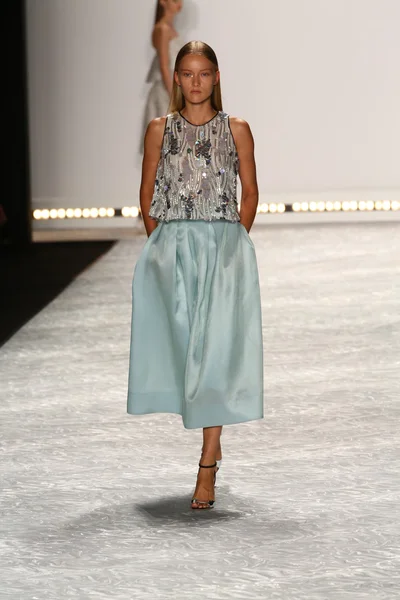 Modelo camina por la pasarela en Monique Lhuillier durante Mercedes-Benz Fashion Week Primavera 2015 — Foto de Stock