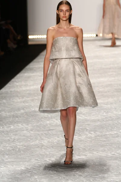 Le mannequin parcourt la piste de Monique Lhuillier lors de la Fashion Week Mercedes-Benz Printemps 2015 — Photo