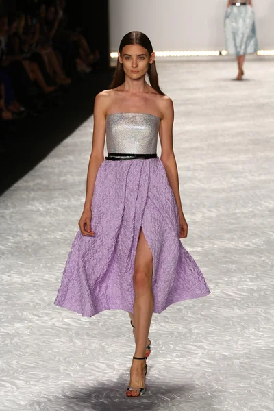 Modelo caminha na pista de Monique Lhuillier durante Mercedes-Benz Fashion Week Spring 2015 — Fotografia de Stock