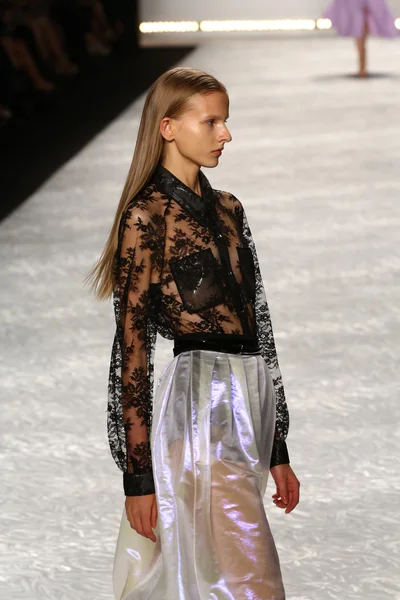 Modelo caminha na pista de Monique Lhuillier durante Mercedes-Benz Fashion Week Spring 2015 — Fotografia de Stock