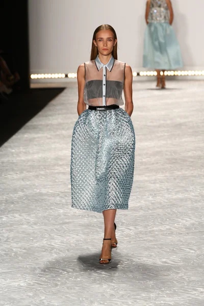 Model läuft bei monique lhuillier auf der mercedes-benz fashion week frühjahr 2015 über den laufsteg — Stockfoto