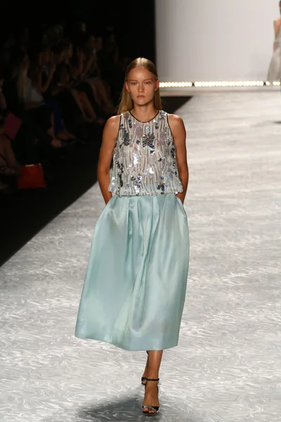 Le mannequin parcourt la piste de Monique Lhuillier lors de la Fashion Week Mercedes-Benz Printemps 2015 — Photo