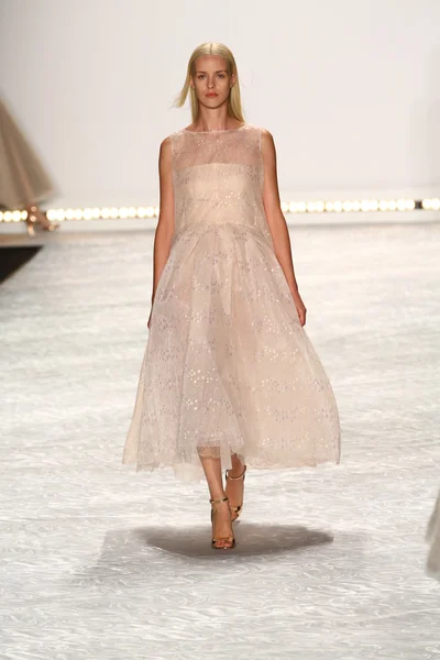 Le mannequin parcourt la piste de Monique Lhuillier lors de la Fashion Week Mercedes-Benz Printemps 2015 — Photo