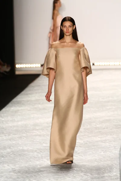 Le mannequin parcourt la piste de Monique Lhuillier lors de la Fashion Week Mercedes-Benz Printemps 2015 — Photo