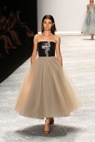 Le mannequin parcourt la piste de Monique Lhuillier lors de la Fashion Week Mercedes-Benz Printemps 2015 — Photo