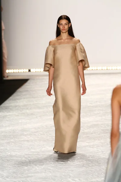 モデルは、メルセデス ・ ベンツ ファッション週間春 2015年中にモニーク lhuillier の滑走路を歩く — ストック写真