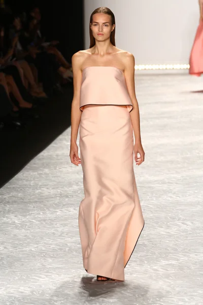 Modelo camina por la pasarela en Monique Lhuillier durante Mercedes-Benz Fashion Week Primavera 2015 — Foto de Stock