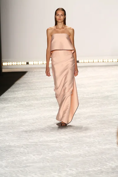 Modelo camina por la pasarela en Monique Lhuillier durante Mercedes-Benz Fashion Week Primavera 2015 — Foto de Stock
