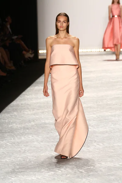 Le mannequin parcourt la piste de Monique Lhuillier lors de la Fashion Week Mercedes-Benz Printemps 2015 — Photo