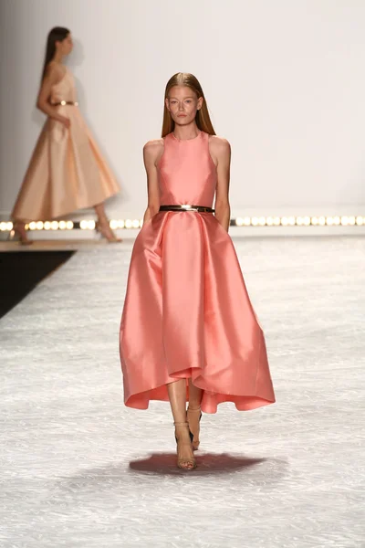 Model walks the runway at Monique Lhuillier during Mercedes-Benz Fashion Week Spring 2015 — Stock Photo, Image