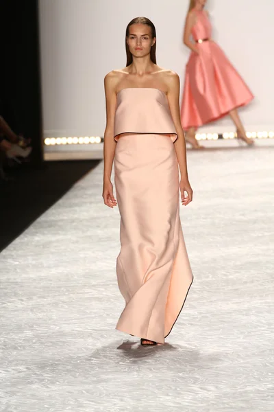 Model spacery pasa startowego w monique lhuillier podczas mercedes-benz fashion week wiosna 2015 — Zdjęcie stockowe