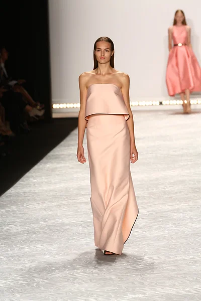 Modelo camina por la pasarela en Monique Lhuillier durante Mercedes-Benz Fashion Week Primavera 2015 — Foto de Stock