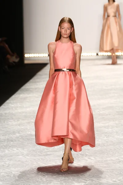 Modelo caminha na pista de Monique Lhuillier durante Mercedes-Benz Fashion Week Spring 2015 — Fotografia de Stock