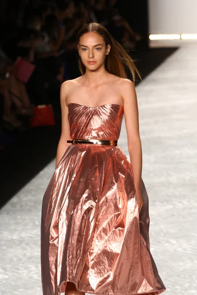 Model walks the runway at Monique Lhuillier during Mercedes-Benz Fashion Week Spring 2015 — Stock Photo, Image