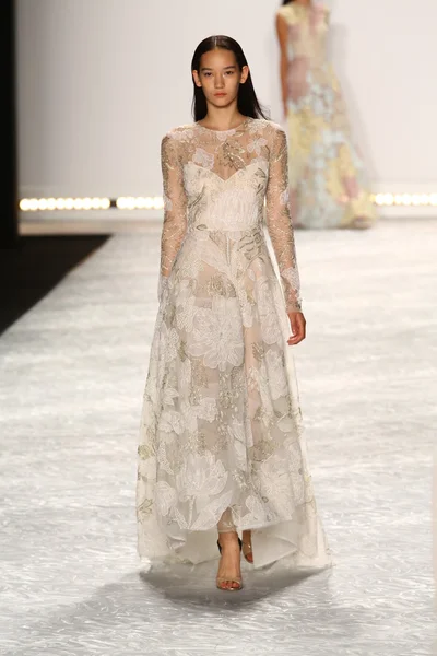 Model mercedes-benz moda hafta bahar 2015 sırasında monique lhuillier pist yürür — Stok fotoğraf