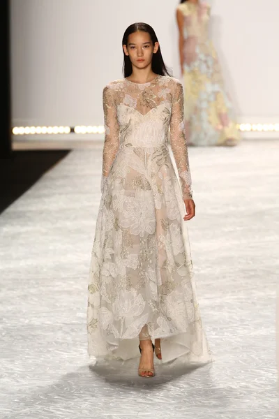 Model spacery pasa startowego w monique lhuillier podczas mercedes-benz fashion week wiosna 2015 — Zdjęcie stockowe