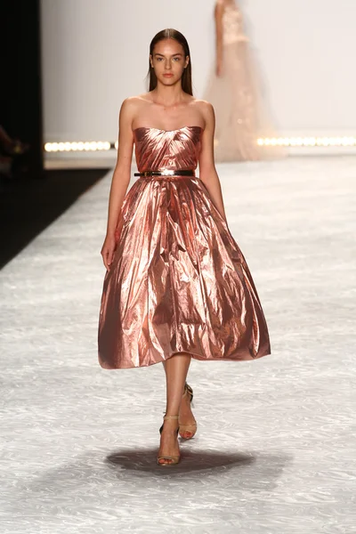 Modelo camina por la pasarela en Monique Lhuillier durante Mercedes-Benz Fashion Week Primavera 2015 — Foto de Stock