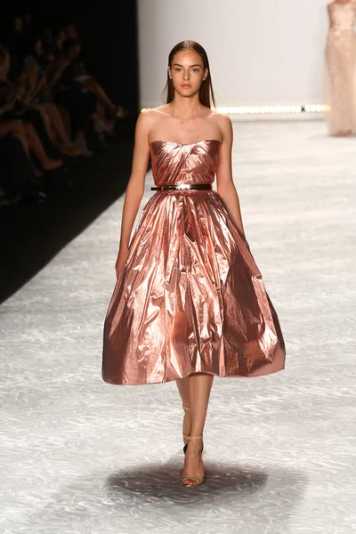 Modelo camina por la pasarela en Monique Lhuillier durante Mercedes-Benz Fashion Week Primavera 2015 — Foto de Stock