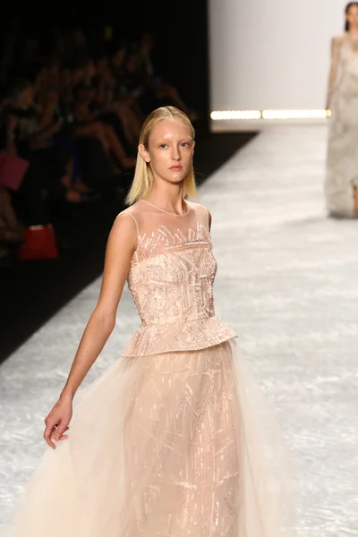 Modelo camina por la pasarela en Monique Lhuillier durante Mercedes-Benz Fashion Week Primavera 2015 —  Fotos de Stock