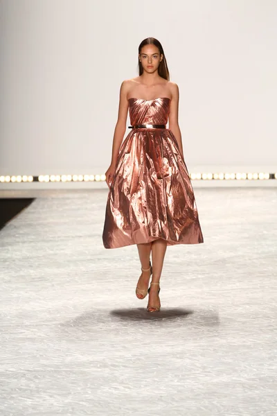 Model walks the runway at Monique Lhuillier during Mercedes-Benz Fashion Week Spring 2015 — Stock Photo, Image