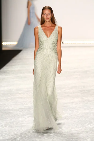 Model spacery pasa startowego w monique lhuillier podczas mercedes-benz fashion week wiosna 2015 — Zdjęcie stockowe