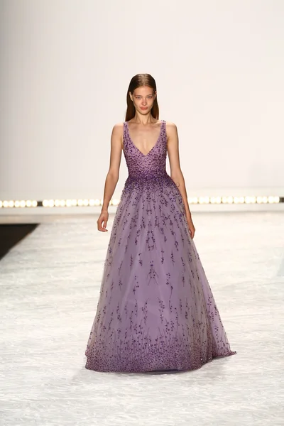 Modelo camina por la pasarela en Monique Lhuillier durante Mercedes-Benz Fashion Week Primavera 2015 — Foto de Stock