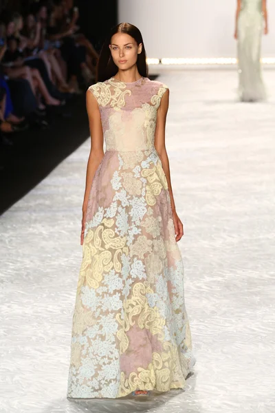 Modelo camina por la pasarela en Monique Lhuillier durante Mercedes-Benz Fashion Week Primavera 2015 — Foto de Stock