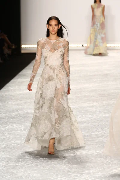 Model walks the runway at Monique Lhuillier during Mercedes-Benz Fashion Week Spring 2015 — Stock Photo, Image