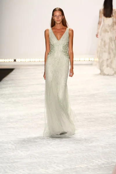 Modelo camina por la pasarela en Monique Lhuillier durante Mercedes-Benz Fashion Week Primavera 2015 — Foto de Stock