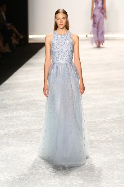 Modelo caminha na pista de Monique Lhuillier durante Mercedes-Benz Fashion Week Spring 2015 — Fotografia de Stock