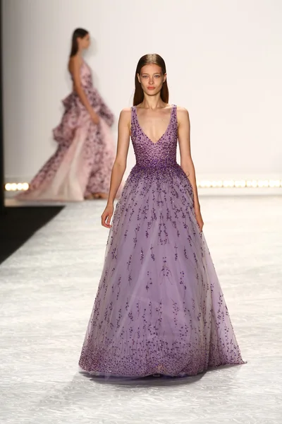 Modelo camina por la pasarela en Monique Lhuillier durante Mercedes-Benz Fashion Week Primavera 2015 — Foto de Stock