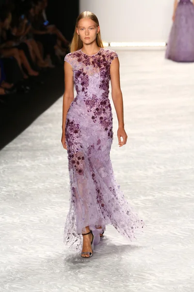 Modelo camina por la pasarela en Monique Lhuillier durante Mercedes-Benz Fashion Week Primavera 2015 — Foto de Stock