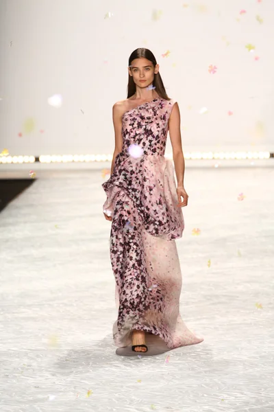 Model walks the runway at Monique Lhuillier during Mercedes-Benz Fashion Week Spring 2015 — Stock Photo, Image