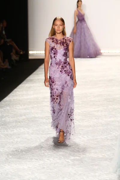 Model spacery pasa startowego w monique lhuillier podczas mercedes-benz fashion week wiosna 2015 — Zdjęcie stockowe