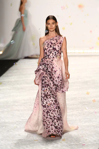 Modelo camina por la pasarela en Monique Lhuillier durante Mercedes-Benz Fashion Week Primavera 2015 — Foto de Stock