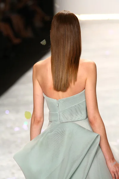 Model walks the runway at Monique Lhuillier during Mercedes-Benz Fashion Week Spring 2015 — Stock Photo, Image