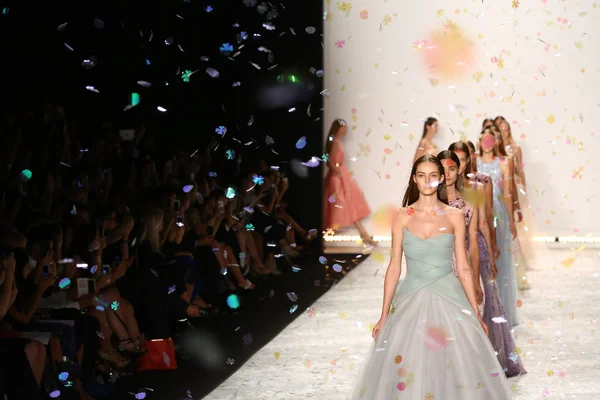 Modelos caminham no final da pista em Monique Lhuillier durante a Mercedes-Benz Fashion Week Spring 2015 — Fotografia de Stock