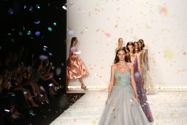 Modelos caminham no final da pista em Monique Lhuillier durante a Mercedes-Benz Fashion Week Spring 2015 — Fotografia de Stock