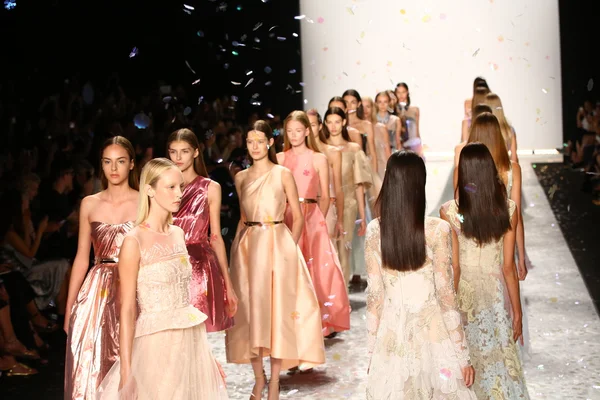 Model berjalan di runway finale di Monique Lhuillier selama Mercedes-Benz Fashion Week Spring 2015 — Stok Foto