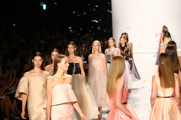 I modelli sfilano sul finale della pista di Monique Lhuillier durante la Mercedes-Benz Fashion Week Primavera 2015 — Foto Stock