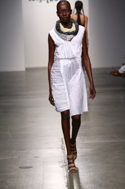 Katya Leonovich 'in 2015 Yaz defilesi için podyumda manken yürüyüşü